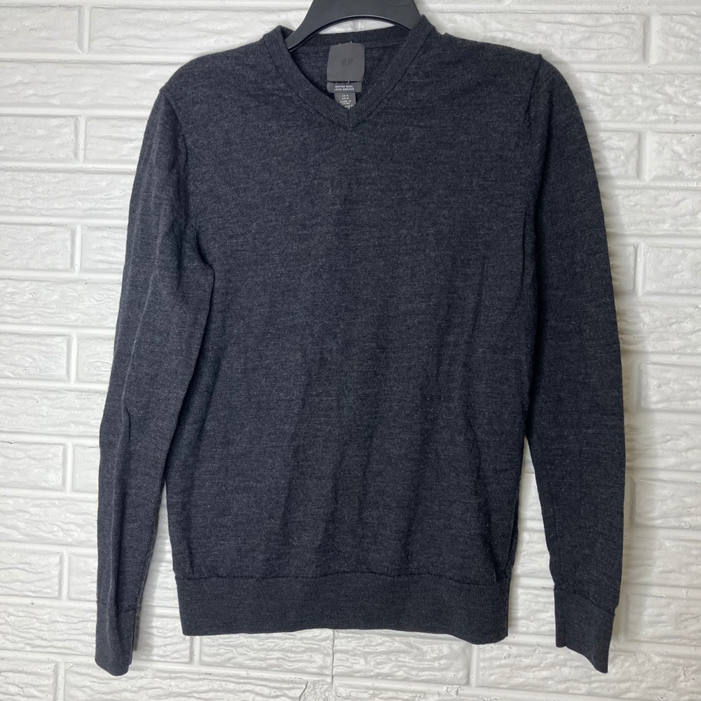 H&M 100% merino wool v-neck sweater charcoal gray men's size medium winter